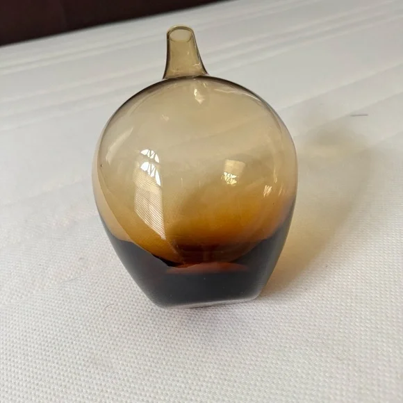 Elegant Amber Glass Vase - Picture 2 of 4